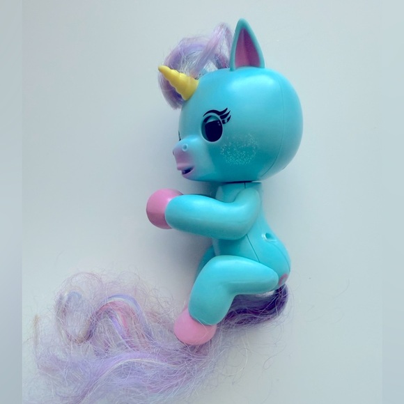 Fingerlings Baby Unicorn Interactive Figure - Picture 4 of 6